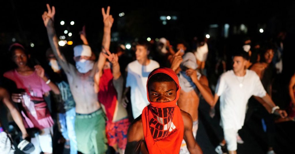 اشتعلت احتجاجات هافانا في الليلة الثانية فيما تسعى كوبا لإشعال الأضواء