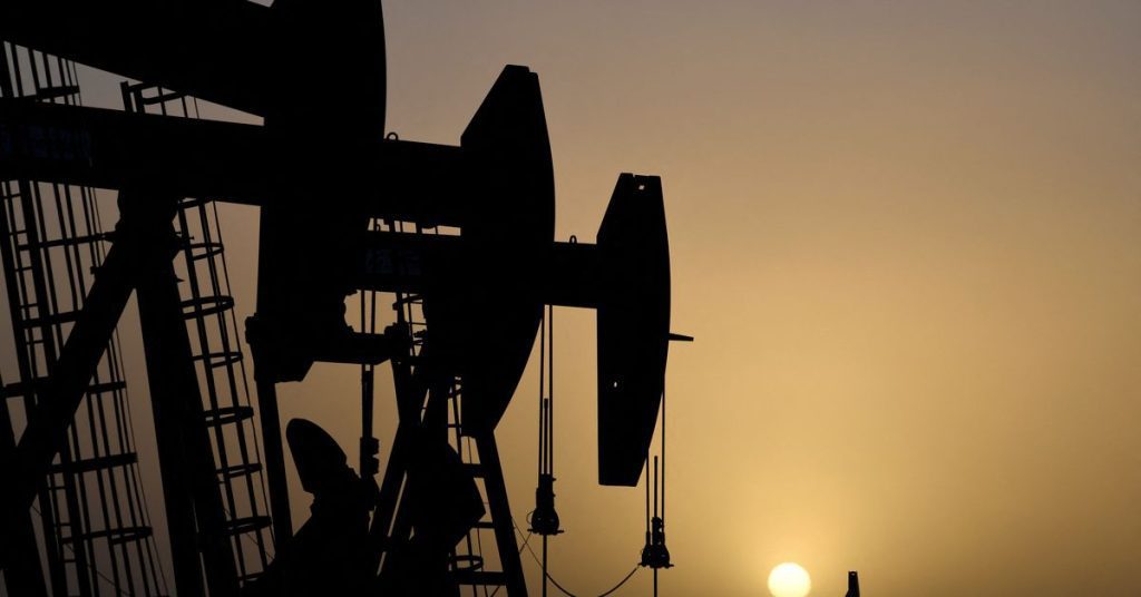 النفط يقفز بأكثر من 3 دولارات مع تفكير أوبك + بأكبر خفض للإنتاج منذ 2020