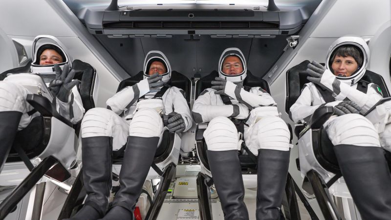 رواد فضاء ناسا يعودون من محطة الفضاء على كبسولة سبيس إكس يتأخرون بسبب الطقس