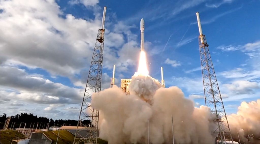 صاروخ أطلس V يطلق قمرين صناعيين للاتصالات إلى المدار