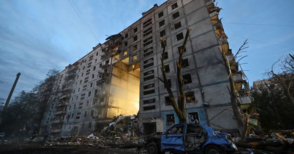 قال مسؤولون أوكرانيون إن 13 قتيلا وعشرات الجرحى في هجوم صاروخي على مدينة زابوريزهيا