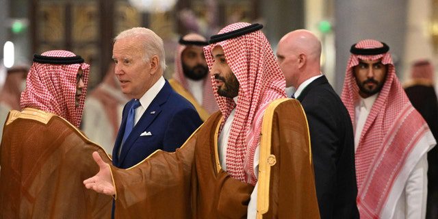 الرئيس بايدن وولي العهد السعودي الأمير محمد بن سلمان يصلان لالتقاط صورة خلال قمة جدة للأمن والتنمية (GCC + 3) في فندق بمدينة جدة الساحلية المطلة على البحر الأحمر في المملكة العربية السعودية في 16 يوليو 2022.