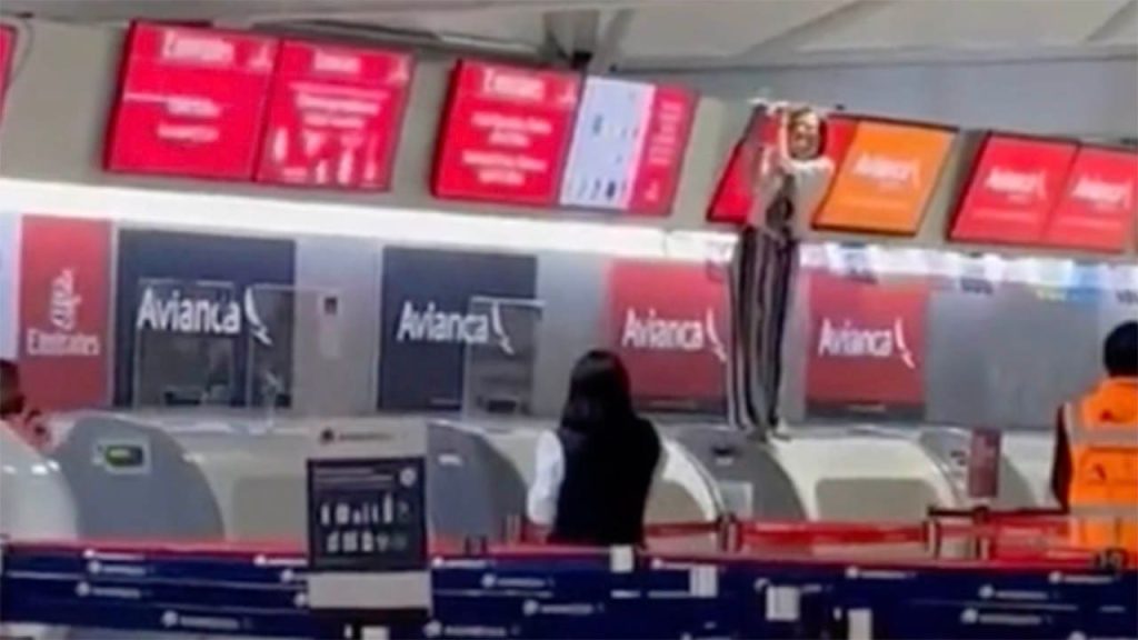 نوبة غضب من قبل مسافر: تظهر امرأة في مقطع فيديو وهي تهاجم وكيل تسجيل الوصول في شركة طيران في مطار مكسيكو سيتي