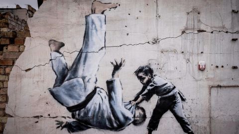 تُظهر لوحة جدارية لم يطالب بها بانكسي رسمياً رجلاً ينقلب خلال مباراة جودو مع صبي. 