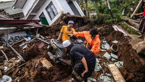 القرويون ينقذون العناصر من المنازل المتضررة بعد زلزال بقوة 5.6 درجة في سيانجور في 22 نوفمبر 2022. 