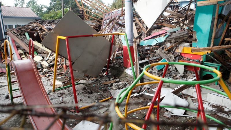 زلزال إندونيسيا: البحث جاري حيث تسبب الزلزال 5.6-هزة في مقتل العشرات في جاوة الغربية