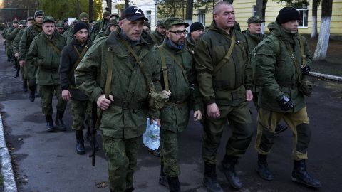 يُنظر إلى المواطنين الروس الذين تم تجنيدهم خلال التعبئة الجزئية ، وهم يُرسلون لمكافحة مناطق التنسيق بعد استدعاء عسكري للحرب الروسية الأوكرانية في موسكو ، روسيا في 10 أكتوبر 2022.