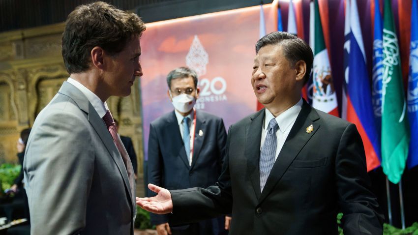 رئيس الوزراء الكندي جاستن ترودو يتحدث مع الرئيس الصيني شي جين بينغ في قمة قادة مجموعة العشرين في بالي ، إندونيسيا ، 16 نوفمبر 2022.