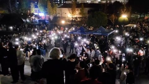 اجتمع طلاب جامعة الاتصالات الصينية ، نانجينغ في وقفة احتجاجية مساء السبت حدادا على ضحايا حريق شينجيانغ.
