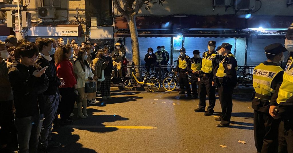 المحتجون في شنغهاي والشرطة يتزاحمون مع تصاعد الغضب بسبب قيود الصين على انتشار فيروس كورونا