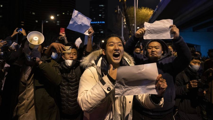 يواجه `` شي جين بينغ '' أقسى تحدٍ للحكم فيما أشعل غضب `` كوفيد '' احتجاجات جماهيرية