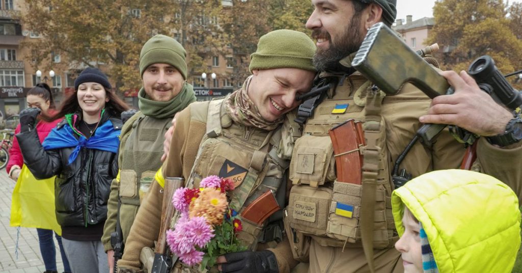 استقبلت القوات الأوكرانية بالورود في خيرسون بعد انسحاب الروس