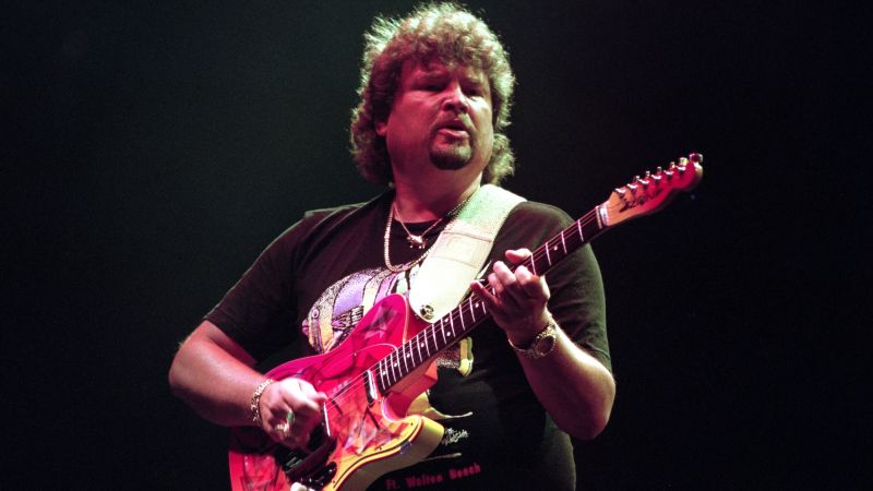 توفي جيف كوك ، عازف الجيتار والمؤسس المشارك لفرقة ألاباما ، عن 73 عامًا