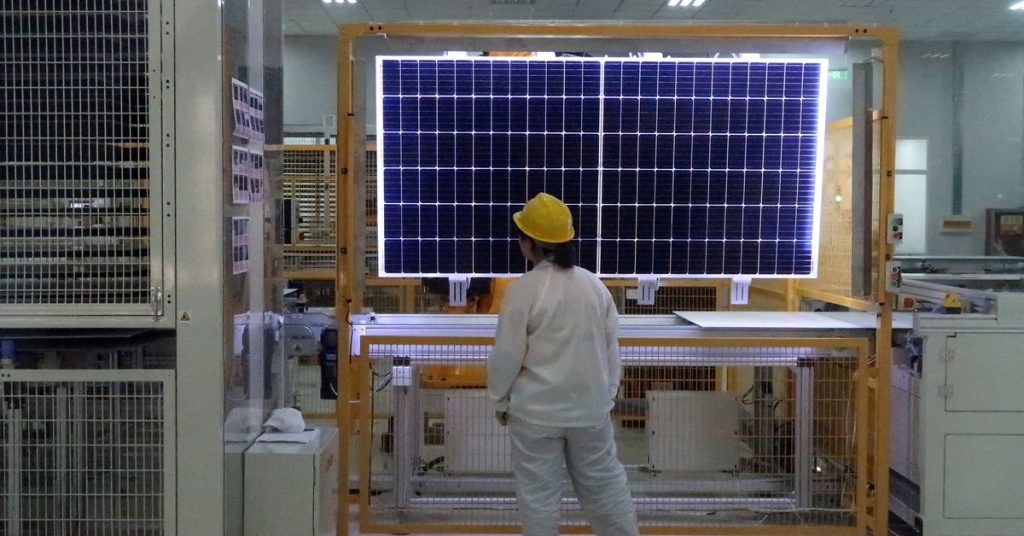 حصري: الولايات المتحدة تمنع أكثر من 1000 شحنة من الطاقة الشمسية بسبب مخاوف تتعلق بعمالة العبيد في الصين