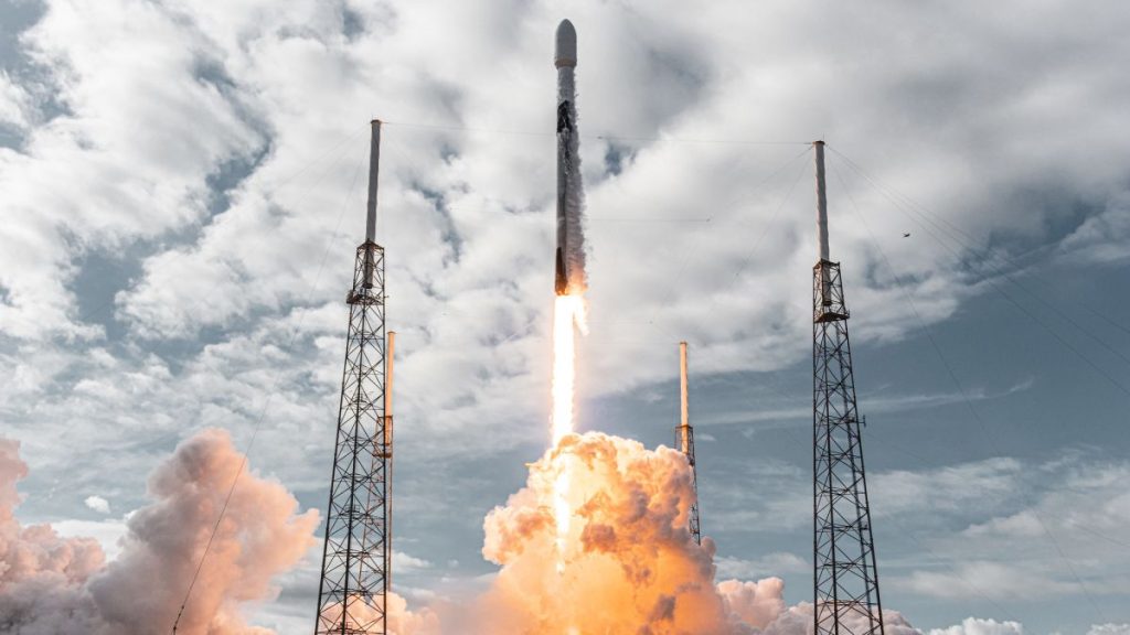 شاهد SpaceX تطلق قمر اتصالات جديدًا الثلاثاء (22 نوفمبر)