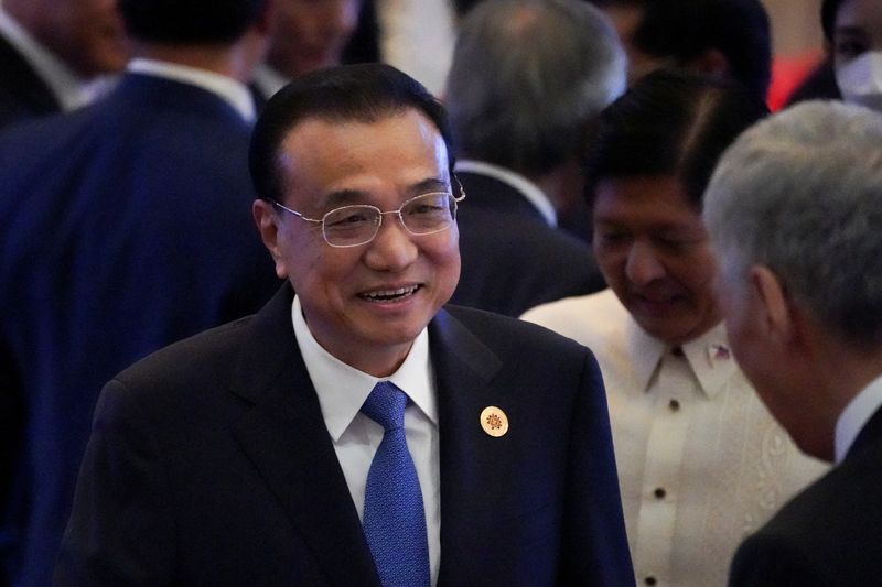 شدد رئيس مجلس الدولة الصيني لي على "اللامسؤولية" إزاء التهديدات النووية في قمة آسيا
