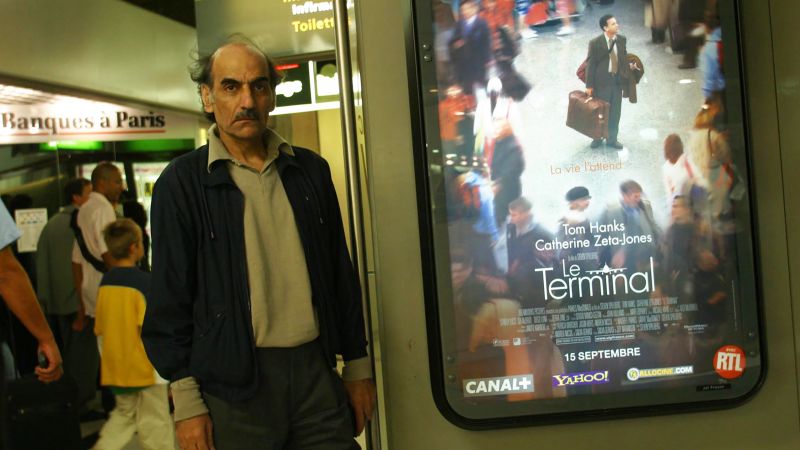 وفاة رجل إيراني كان مصدر إلهام لفيلم سبيلبرغ "المحطة" داخل مطار باريس