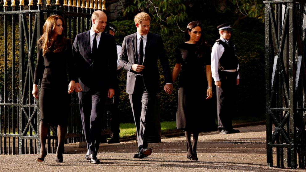 الصورة: وليام ، أمير ويلز ، كاثرين ، أميرة ويلز ، الأمير هاري وميغان ، دوقة ساسكس ، يسيرون خارج قلعة وندسور بعد وفاة الملكة إليزابيث الثانية ملكة بريطانيا في وندسور ، بريطانيا ، 10 سبتمبر 2022.