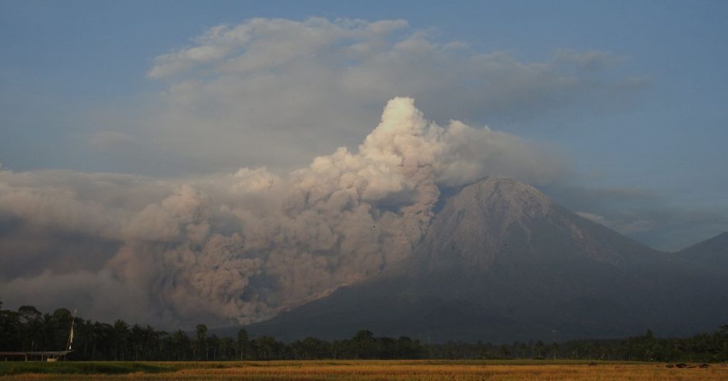 إندونيسيا تُجلي القرويين مع ثوران بركان في جزيرة جاوة