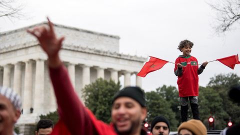 مشجعو المغرب يحتفلون بفوزهم التاريخي في المونديال على البرتغال بالقرب من نصب لنكولن التذكاري في واشنطن بالولايات المتحدة