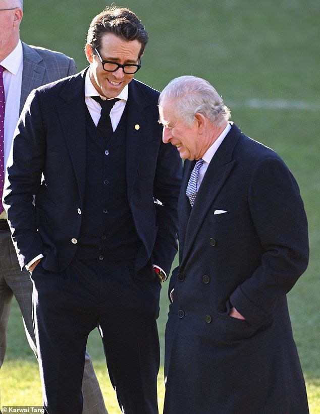 بدا أن الملك تشارلز يشارك نكتة مع هوليوود إيه ليستر ريان رينولدز - الذي اشترى نادي كرة القدم الويلزي في فبراير 2021