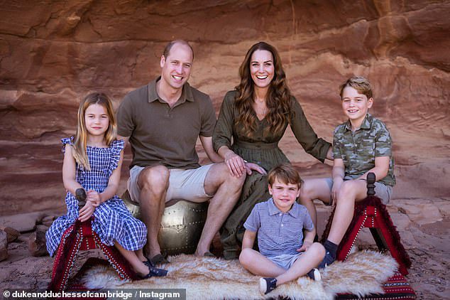 اختار الأمير وليام وكيت صورة عطلة عائلية لبطاقة عيد الميلاد العام الماضي (في الصورة)