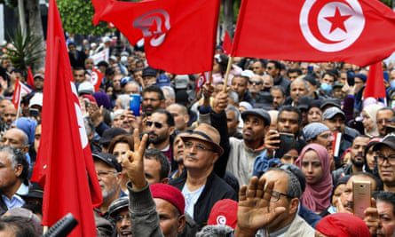 متظاهرون تونسيون يشاركون في مسيرة الأسبوع الماضي في تونس العاصمة ضد الرئيس قيس سعيد.