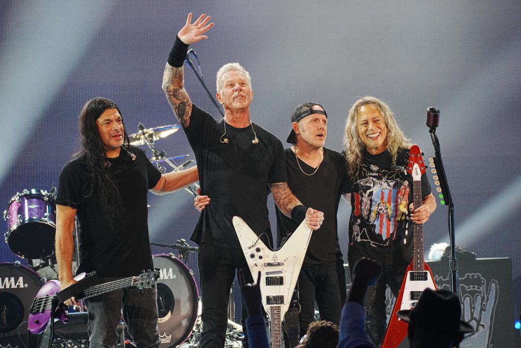 يعود فريق Metallica إلى المسرح بعد خسارته الدعوى ، وينتصر في عرض منافع Helping Hands