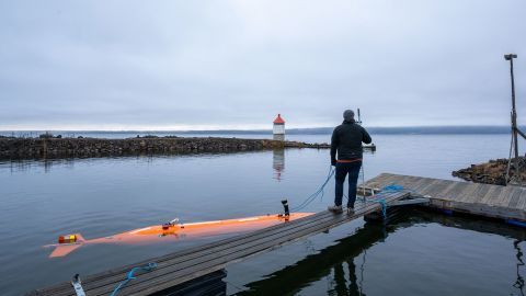 مركبة ذاتية القيادة تحت الماء تُدعى Hugin (يسار) تقوم بمسح بحيرة نرويجية.