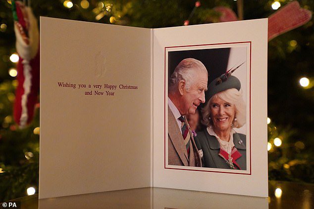 أصدر الملك تشارلز الثالث أول بطاقة عيد ميلاد له منذ اعتلائه العرش ؛  تحتوي البطاقة على صورة للملك والملكة في الصورة في 3 سبتمبر - قبل خمسة أيام من وفاة الملكة - في تجمع بريمار الملكي في المرتفعات