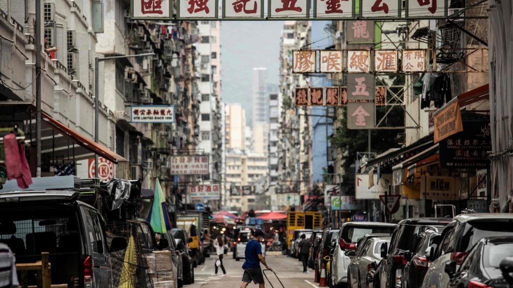 ارتفعت أسهم هونج كونج بنسبة 3٪ تقريبًا بعد أن ذكرت تقارير أن المدينة تدرس تخفيف قانون كوفيد