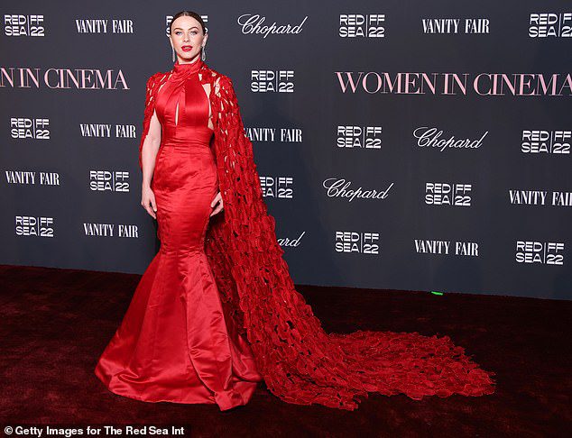 رائع!  اختارت جوليان هوغ ، 34 عامًا ، فستانًا أحمر حيويًا أثناء حضورها حفل 