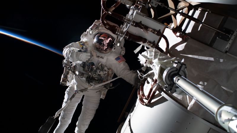 سيعطي رواد الفضاء محطة الفضاء دفعة قوية خلال السير في الفضاء يوم السبت